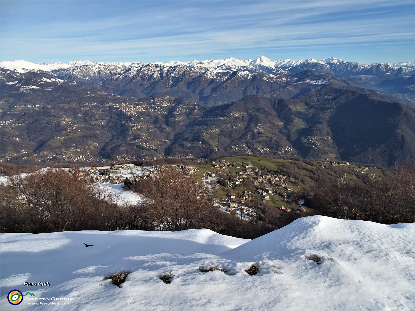 20 Uno sguardo su Roncola Alta e verso la Valle Imagna.JPG